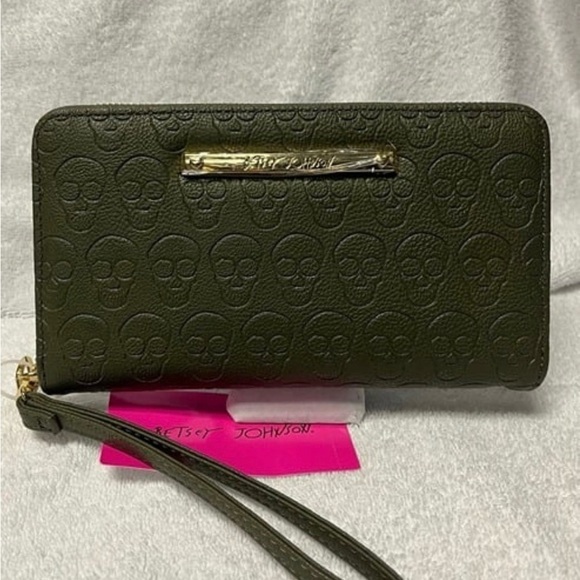 Betsey Johnson Embossed Skull Wallet Army Green Zip Around Wristlet NWT - Picture 2 of 5